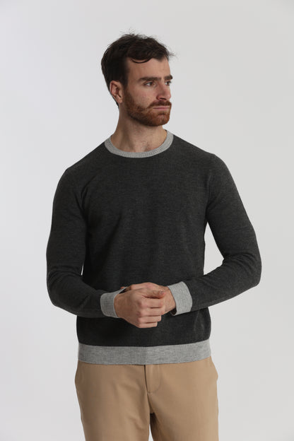 MAGLIA GIROCOLLO CON DETTAGLI A CONTRASTO