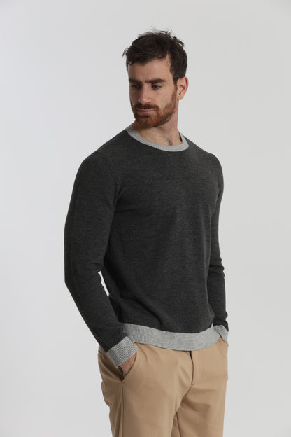 MAGLIA GIROCOLLO CON DETTAGLI A CONTRASTO