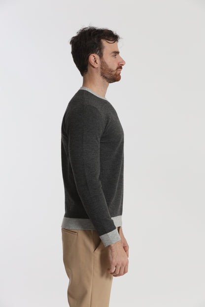 MAGLIA GIROCOLLO CON DETTAGLI A CONTRASTO