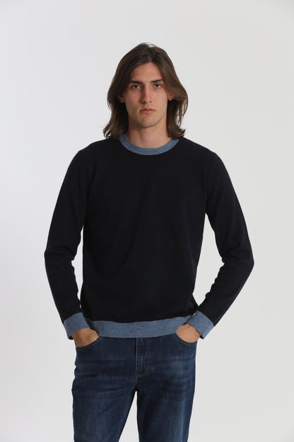 MAGLIA GIROCOLLO CON DETTAGLI A CONTRASTO