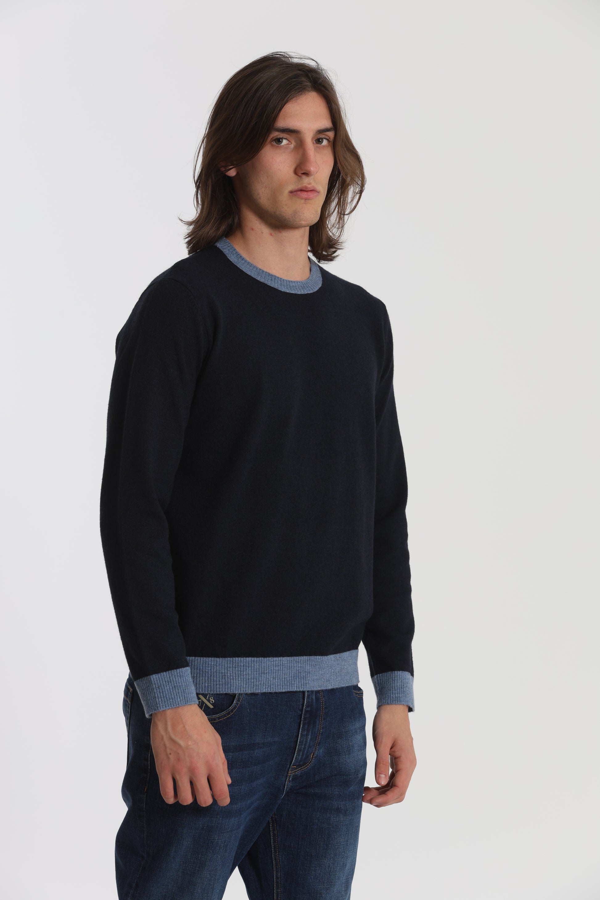 MAGLIA GIROCOLLO CON DETTAGLI A CONTRASTO