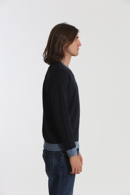 MAGLIA GIROCOLLO CON DETTAGLI A CONTRASTO