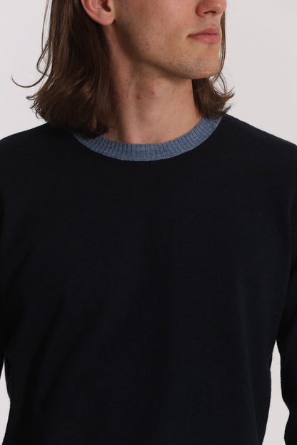 MAGLIA GIROCOLLO CON DETTAGLI A CONTRASTO