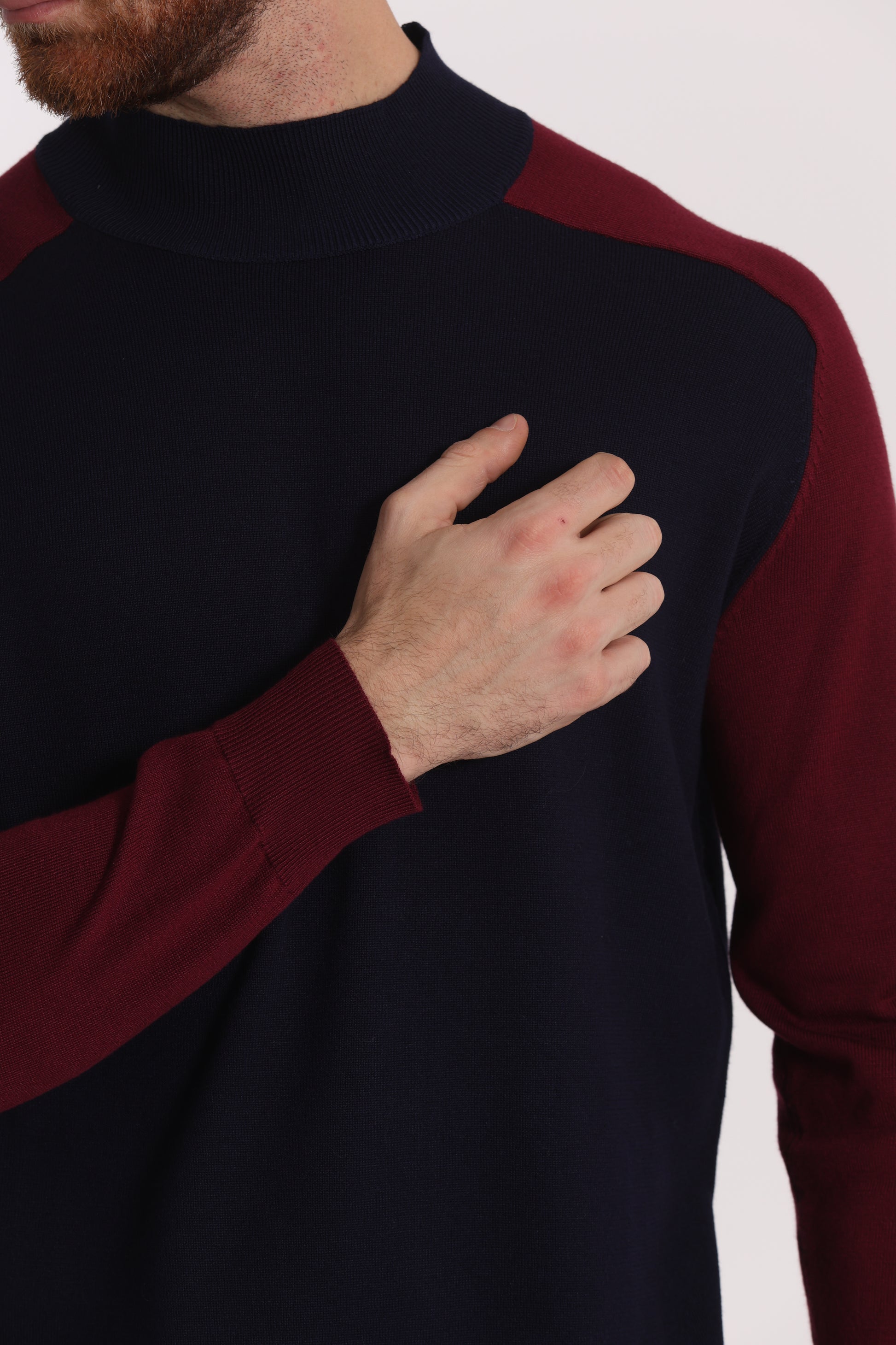 PULLOVER IN MAGLIA BICOLOR A MEZZO COLLO