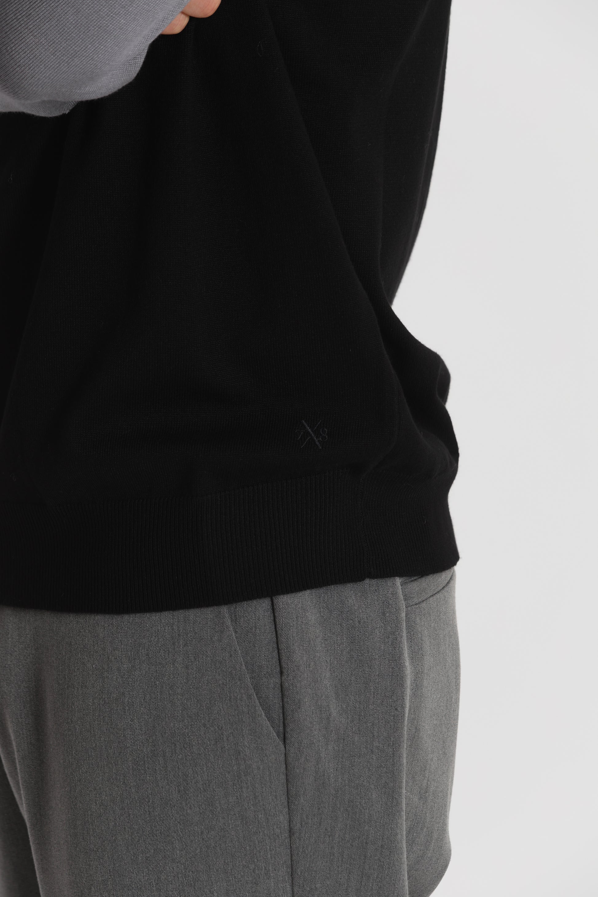 PULLOVER IN MAGLIA BICOLOR A MEZZO COLLO