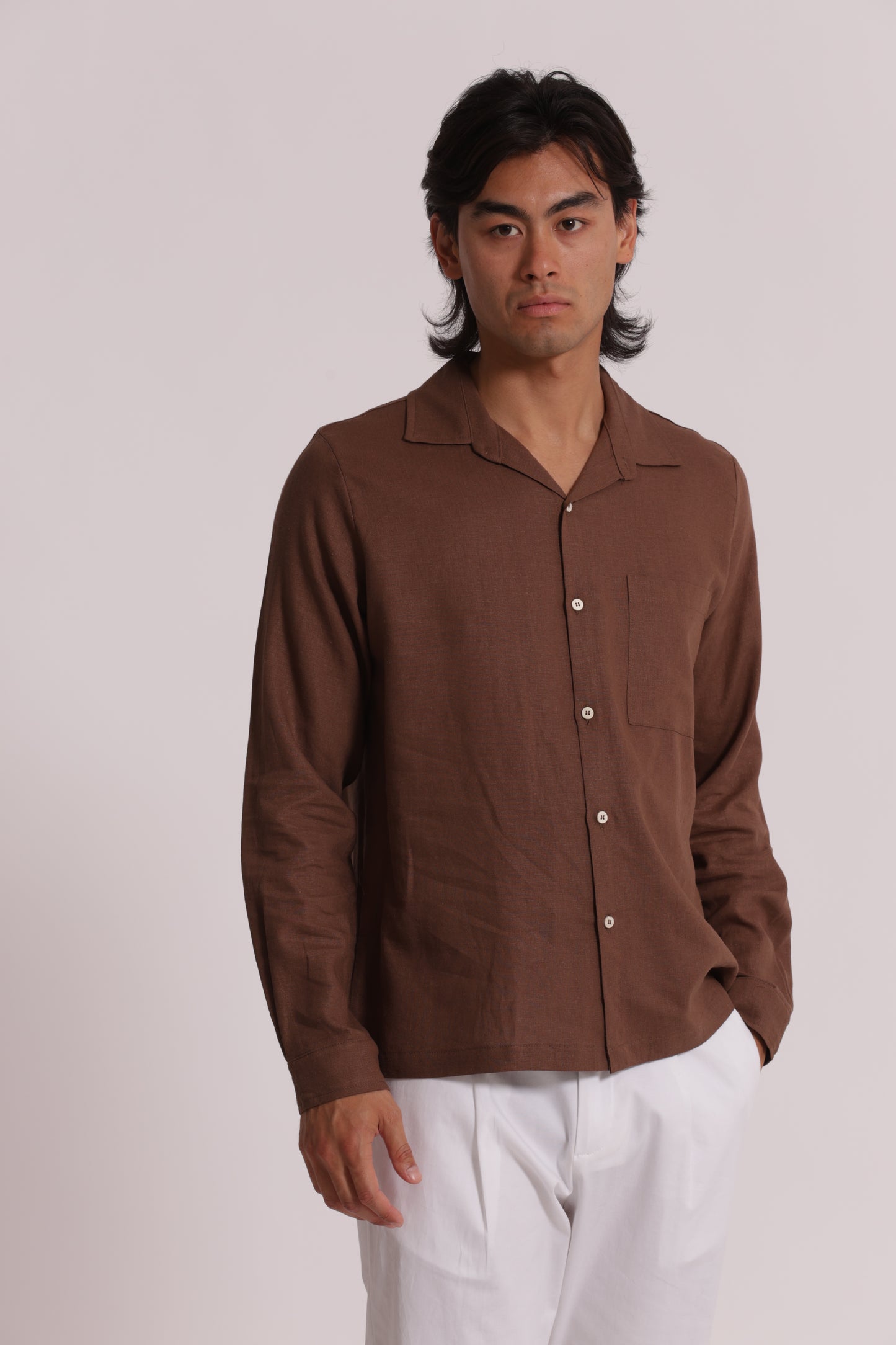 CAMICIA IN LINO CON MANICA LUNGA E TASCHINO