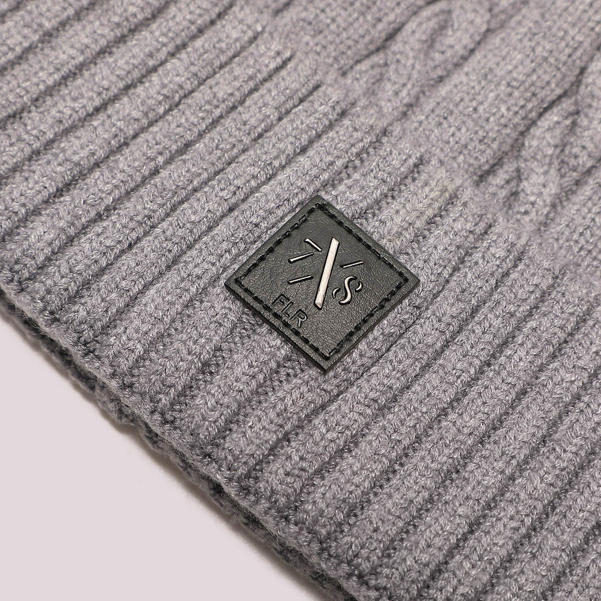 BERRETTO BASIC IN MAGLIA CON TRECCE