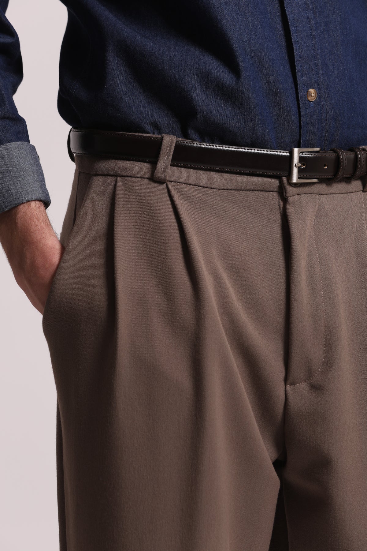 PANTALONI IN MANOLANA CON PINCES