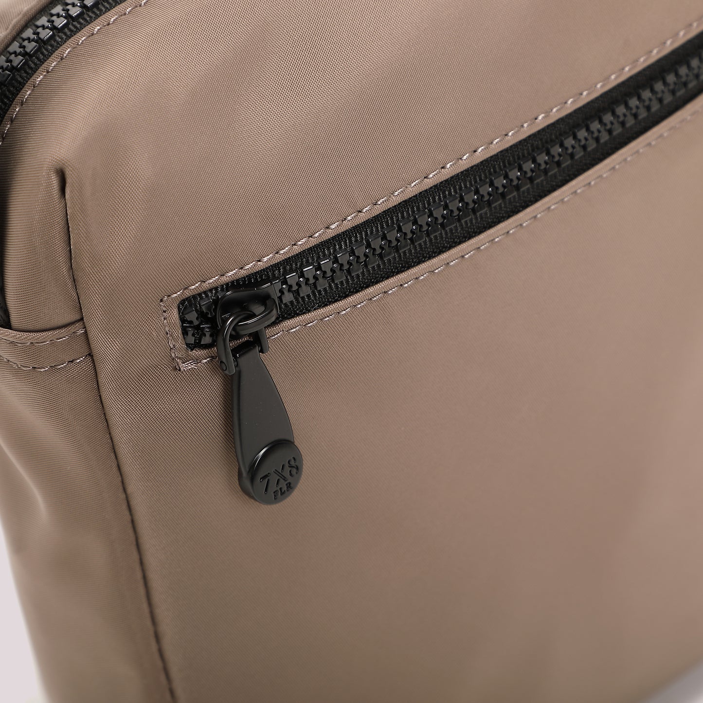 BORSA A TRACOLLA IN NYLON CON PATTA