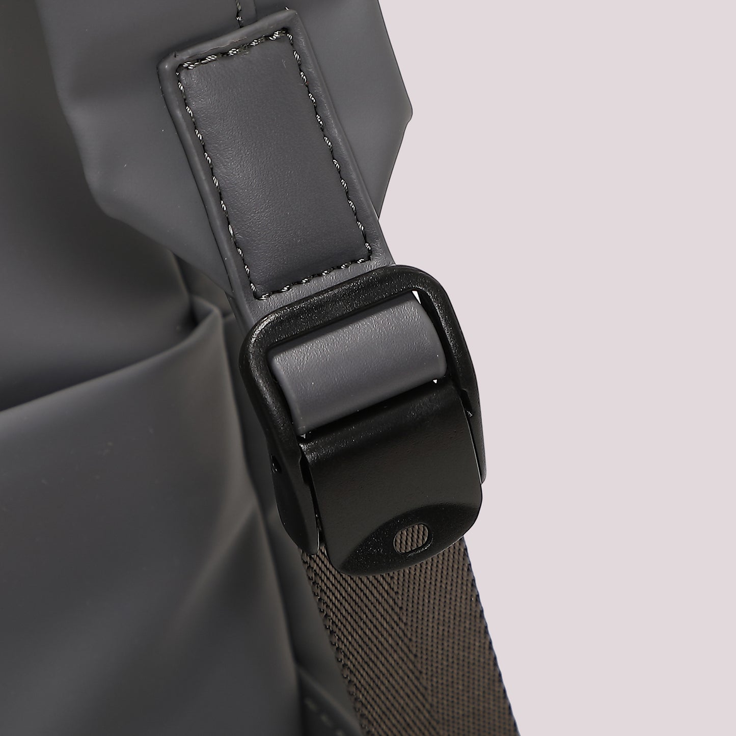 ZAINO GOMMATO IN TINTA UNITA