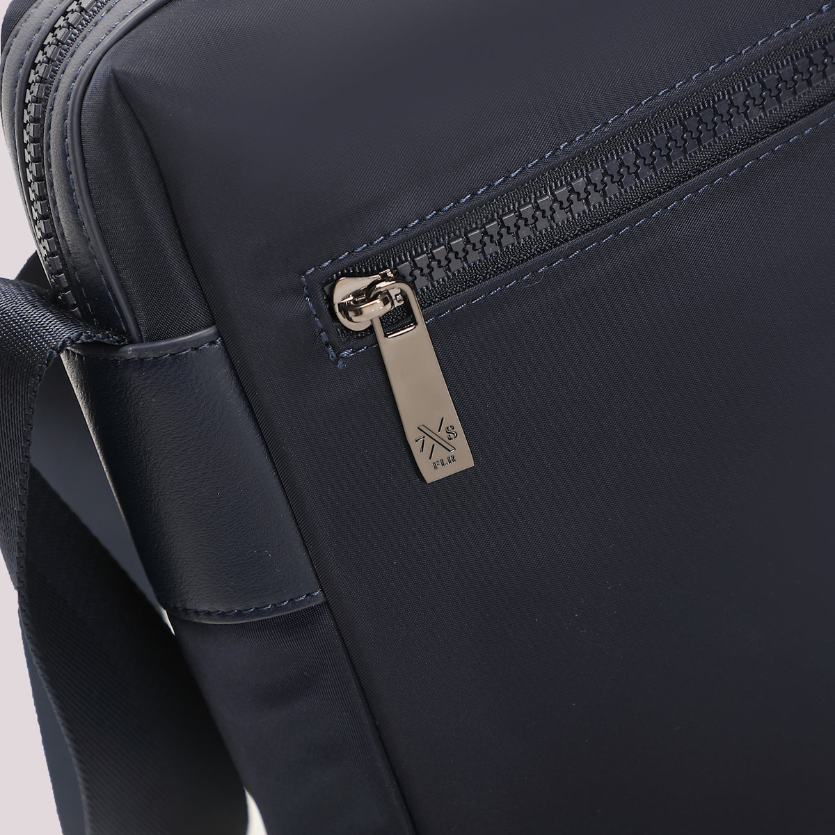 BORSA A TRACOLLA IN NYLON