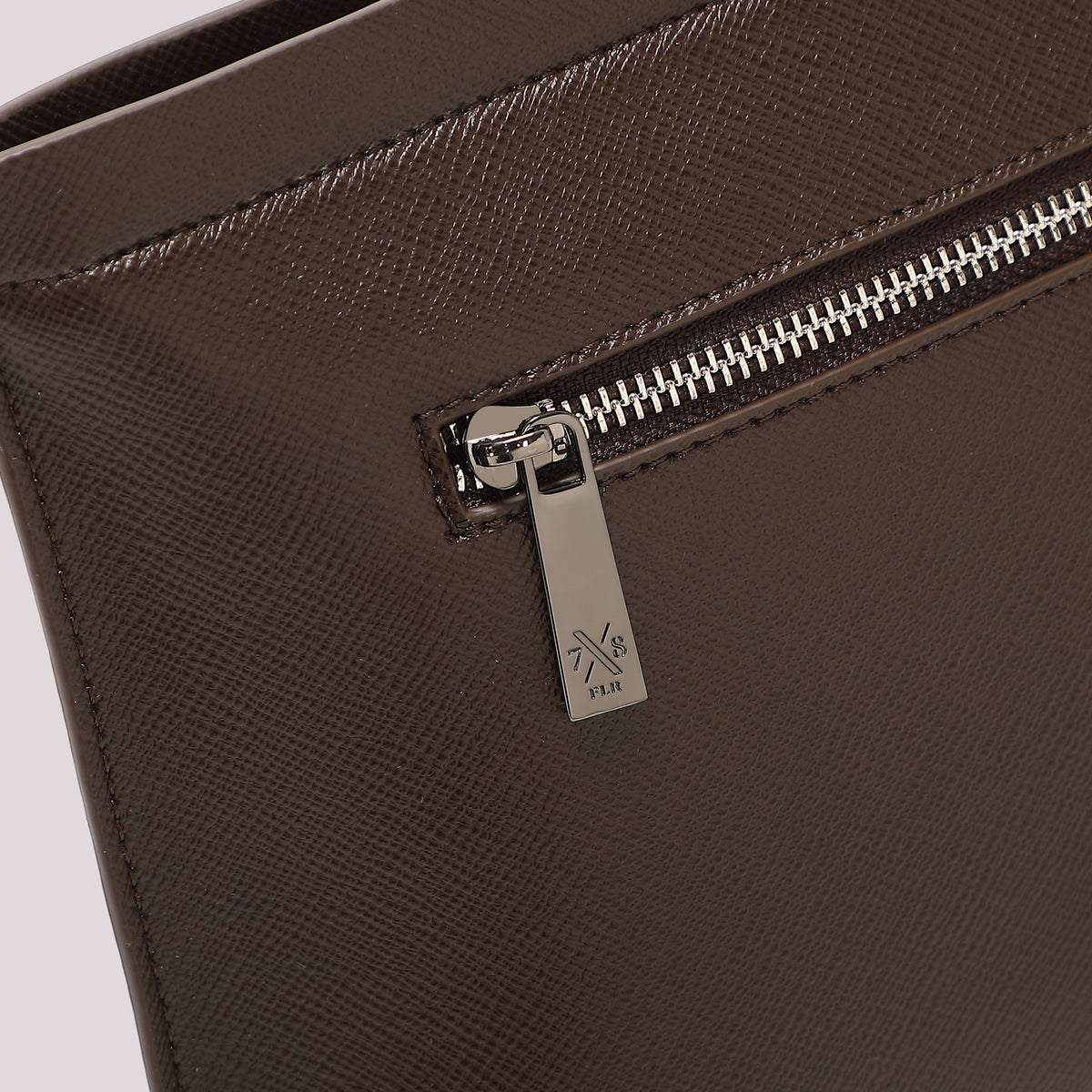 POCHETTE IN TINTA UNITA CON TASCA